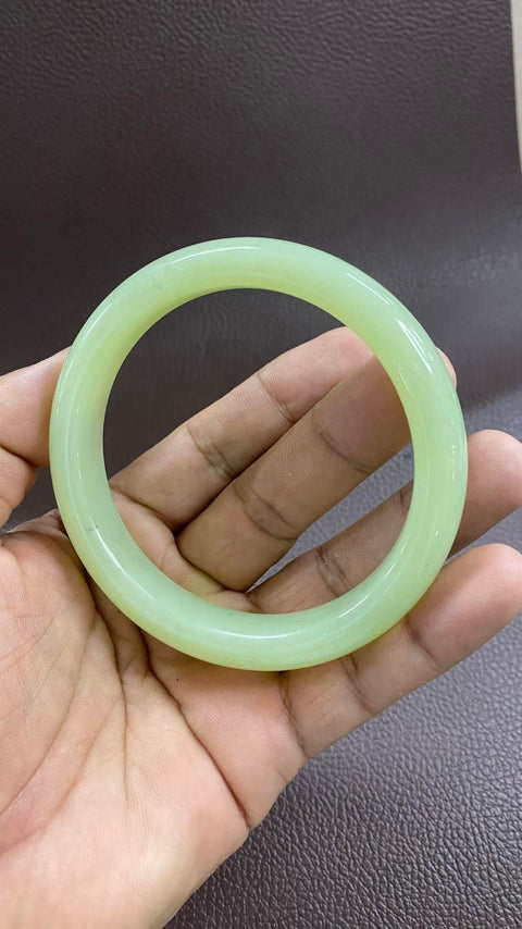 Giok Hetian yang indah, ukuran besar, tekstur hangat dan berkilau, diameter dalam: 68mm, lebar tepi: 14mm, termasuk ongkos kirim dan pajak.