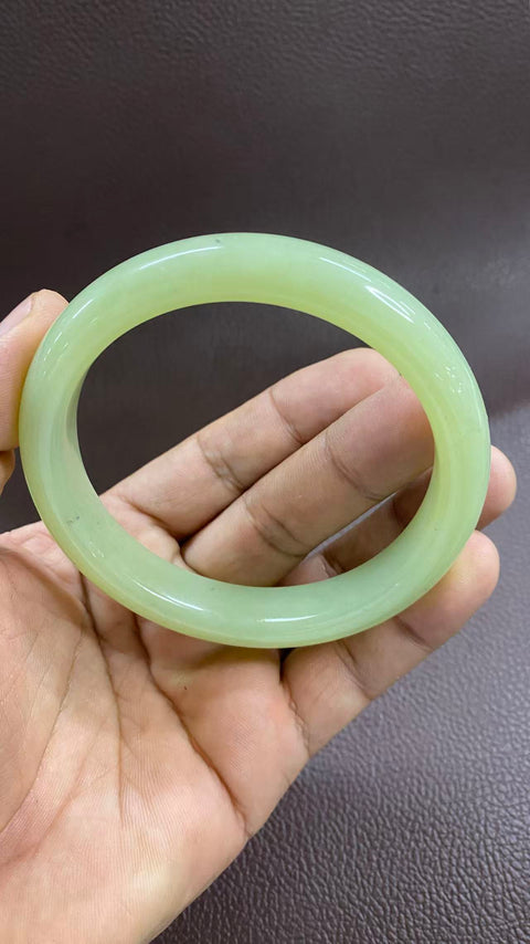 Giok Hetian yang indah, ukuran besar, tekstur hangat dan berkilau, diameter dalam: 68mm, lebar tepi: 14mm, termasuk ongkos kirim dan pajak.