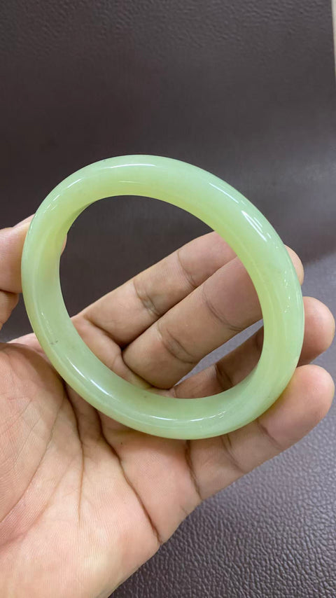 Giok Hetian yang indah, ukuran besar, tekstur hangat dan berkilau, diameter dalam: 68mm, lebar tepi: 14mm, termasuk ongkos kirim dan pajak.