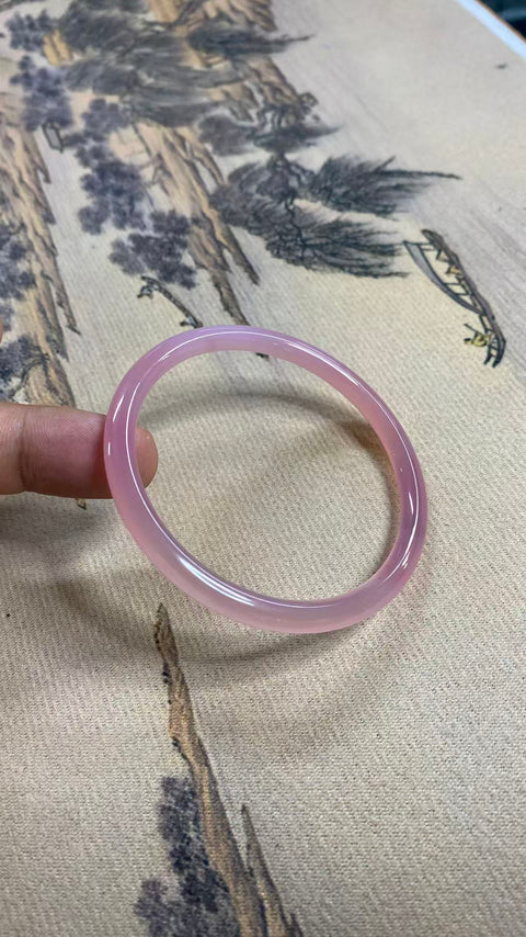 Gelang gradasi kalsedon yang indah, diameter dalam 60,8 mm, termasuk ongkos kirim dan pajak.