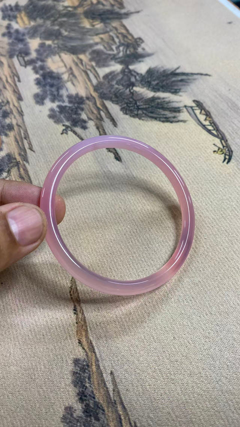 Gelang gradasi kalsedon yang indah, diameter dalam 60,8 mm, termasuk ongkos kirim dan pajak.