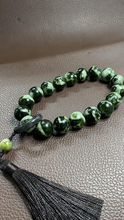 Perhiasan genggam: Giok Xiuyan yang indah, hijau tua dan berminyak, bulat dan berkilau, setiap butirnya sangat indah, ukuran: 16mm, termasuk ongkos kirim dan pajak.