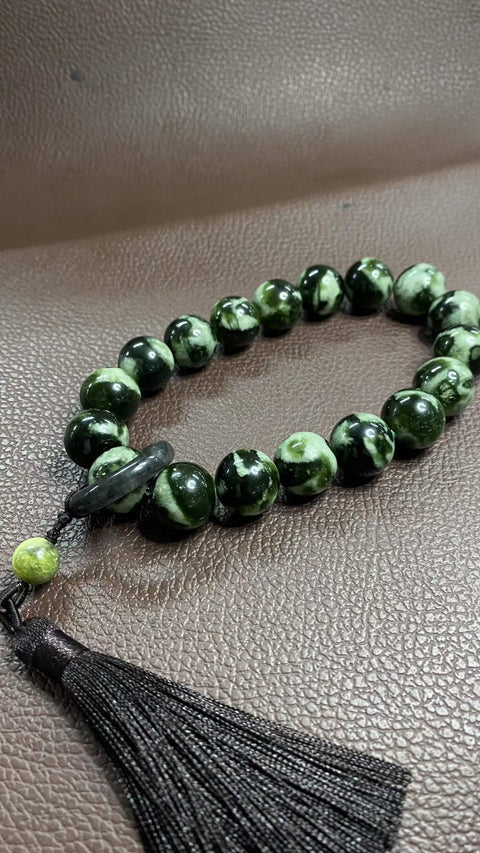 Perhiasan genggam: Giok Xiuyan yang indah, hijau tua dan berminyak, bulat dan berkilau, setiap butirnya sangat indah, ukuran: 16mm, termasuk ongkos kirim dan pajak.