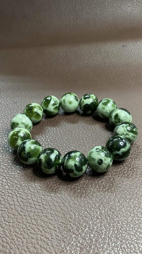 Gelang giok Xiuyan yang indah dengan manik-manik hijau tua berminyak, setiap manik bulat dan halus, serta sangat cantik. Ukuran: 16mm. Harga sudah termasuk ongkos kirim dan pajak.