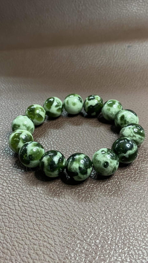 Gelang giok Xiuyan yang indah dengan manik-manik hijau tua berminyak, setiap manik bulat dan halus, serta sangat cantik. Ukuran: 16mm. Harga sudah termasuk ongkos kirim dan pajak.