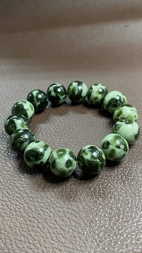 Gelang giok Xiuyan yang indah dengan manik-manik hijau tua berminyak, setiap manik bulat dan halus, serta sangat cantik. Ukuran: 16mm. Harga sudah termasuk ongkos kirim dan pajak.