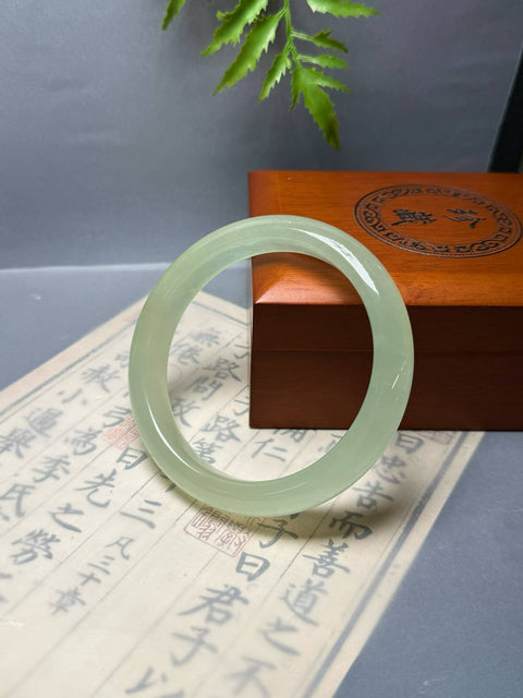 Gelang giok Xiuyan berwarna terang ✨ Warna dasar terang yang jernih dan elegan 🍀, keanggunan yang menyegarkan dan sederhana 🧊 Lembut dan anggun saat dikenakan. Perkiraan dimensi: 66×13,3×9㎜. Termasuk ongkos kirim dan pajak.