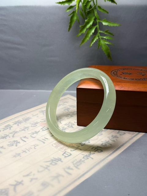 Gelang giok Xiuyan berwarna terang ✨ Warna dasar terang yang jernih dan elegan 🍀, keanggunan yang menyegarkan dan sederhana 🧊 Lembut dan anggun saat dikenakan. Perkiraan dimensi: 66×13,3×9㎜. Termasuk ongkos kirim dan pajak.