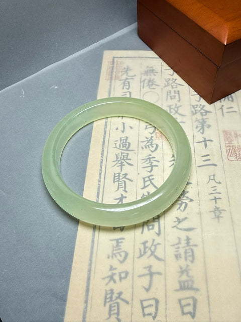 Gelang giok Xiuyan berwarna terang ✨ Warna dasar terang yang jernih dan elegan 🍀, keanggunan yang menyegarkan dan sederhana 🧊 Lembut dan anggun saat dikenakan. Perkiraan dimensi: 66×13,3×9㎜. Termasuk ongkos kirim dan pajak.