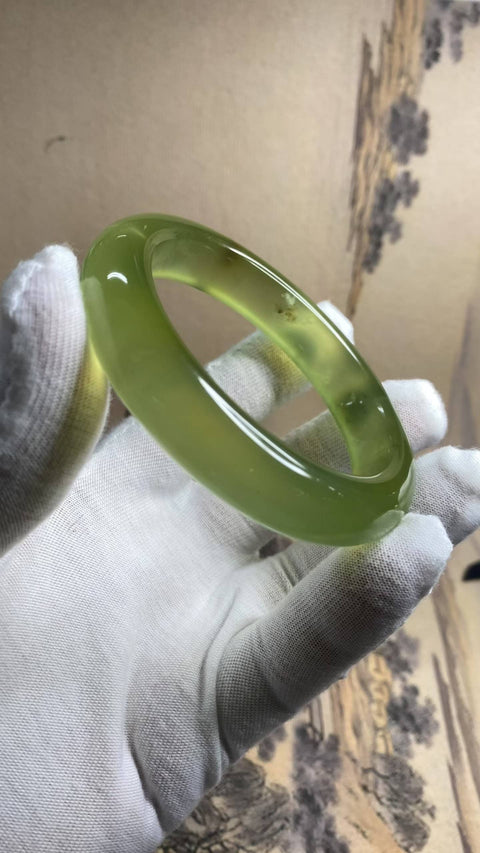 Gelang giok Xiuyan yang indah dengan warna alami yang cerah; desain yang unik. Diameter dalam: 60,2 mm, lebar tepi: 13,6 mm. Semua batu terbentuk secara alami. Harga sudah termasuk ongkos kirim dan pajak.