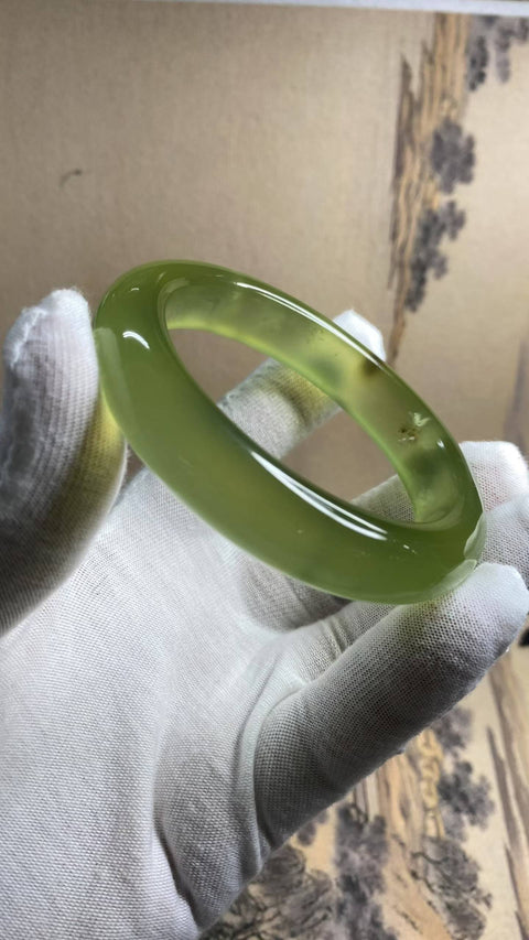 Gelang giok Xiuyan yang indah dengan warna alami yang cerah; desain yang unik. Diameter dalam: 60,2 mm, lebar tepi: 13,6 mm. Semua batu terbentuk secara alami. Harga sudah termasuk ongkos kirim dan pajak.