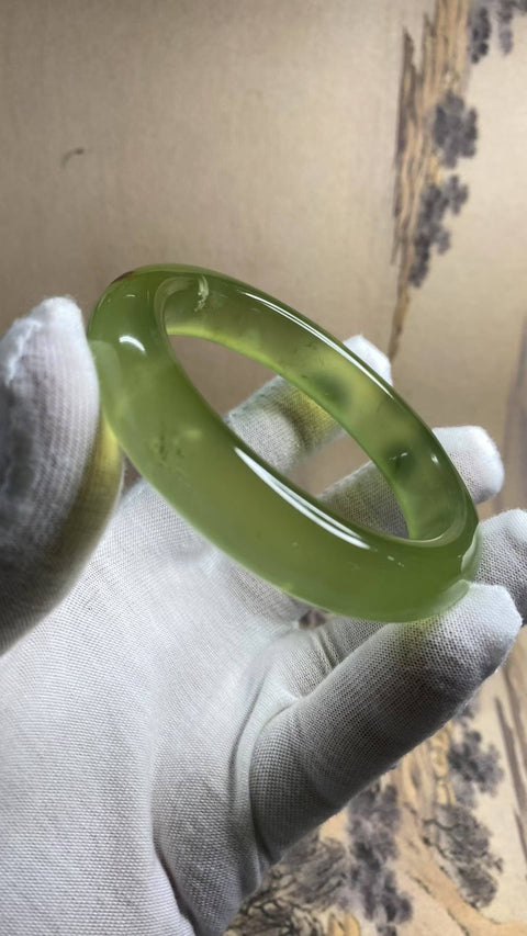 Gelang giok Xiuyan yang indah dengan warna alami yang cerah; desain yang unik. Diameter dalam: 60,2 mm, lebar tepi: 13,6 mm. Semua batu terbentuk secara alami. Harga sudah termasuk ongkos kirim dan pajak.