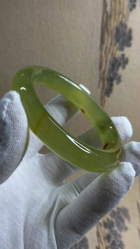Gelang giok Xiuyan yang indah dengan warna alami yang cerah; desain yang unik. Diameter dalam: 59,1 mm, lebar tepi: 12,6 mm. Semua batu terbentuk secara alami. Termasuk ongkos kirim dan pajak.