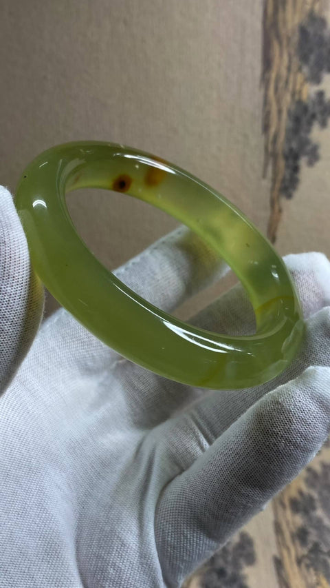 Gelang giok Xiuyan yang indah dengan warna alami yang cerah; desain yang unik. Diameter dalam: 59,1 mm, lebar tepi: 12,6 mm. Semua batu terbentuk secara alami. Termasuk ongkos kirim dan pajak.