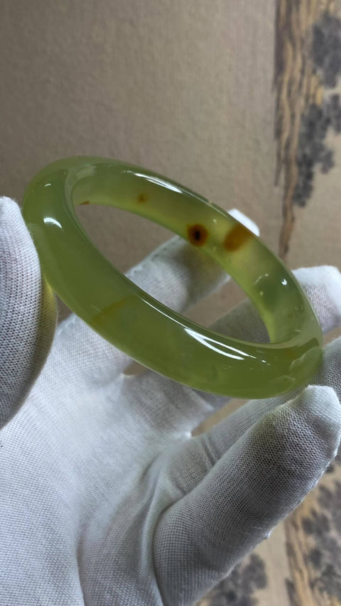 Gelang giok Xiuyan yang indah dengan warna alami yang cerah; desain yang unik. Diameter dalam: 59,1 mm, lebar tepi: 12,6 mm. Semua batu terbentuk secara alami. Termasuk ongkos kirim dan pajak.