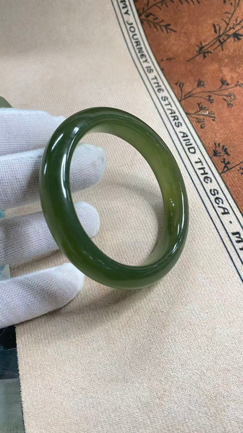 Gelang giok Xiuyan yang indah, berwarna hijau pekat dengan zamrud mengambang, diameter dalam: 58 mm, lebar samping: 12,7 mm. Semua batu terbentuk secara alami. Termasuk ongkos kirim dan pajak.