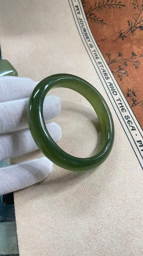 Gelang giok Xiuyan yang indah, berwarna hijau pekat dengan zamrud mengambang, diameter dalam: 58 mm, lebar samping: 12,7 mm. Semua batu terbentuk secara alami. Termasuk ongkos kirim dan pajak.