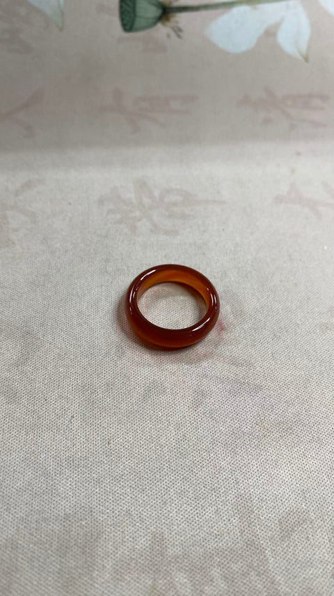 Cincin manau kalsedon yang indah, diameter 17mm, harga sudah termasuk ongkos kirim dan pajak.