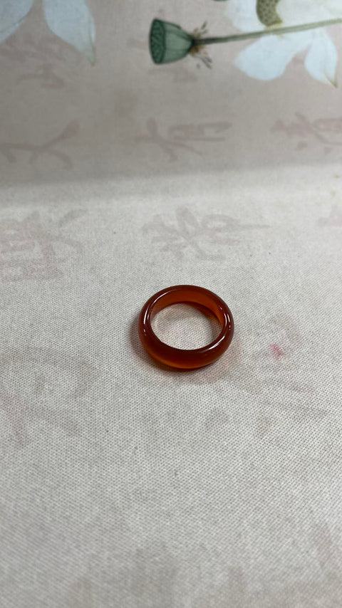 Cincin manau kalsedon yang indah, diameter 17mm, harga sudah termasuk ongkos kirim dan pajak.