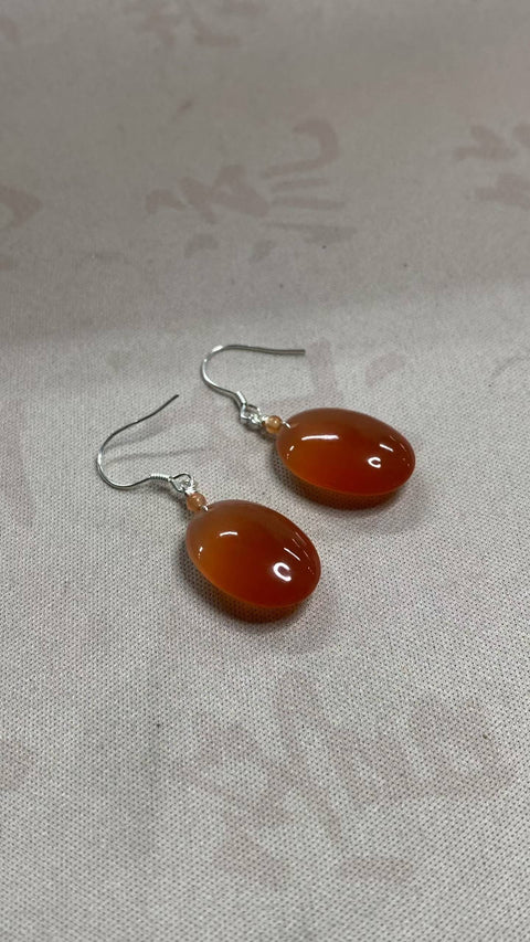Anting-anting: Anting-anting bunga giok Xiuyan merah yang indah, ukuran: 19 x 13 mm, termasuk ongkos kirim dan pajak.