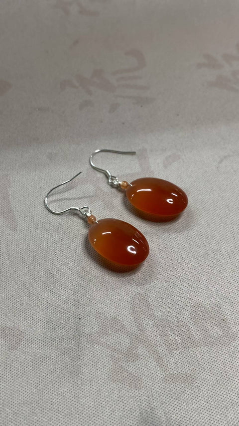 Anting-anting: Anting-anting bunga giok Xiuyan merah yang indah, ukuran: 19 x 13 mm, termasuk ongkos kirim dan pajak.