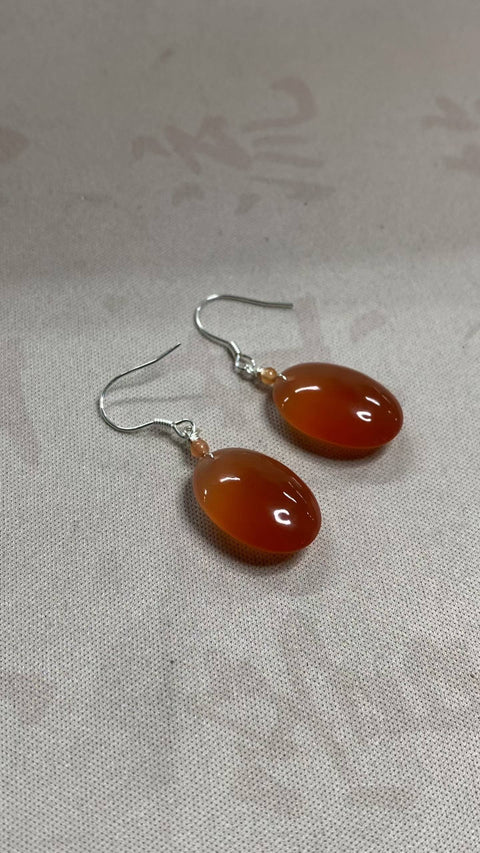 Anting-anting: Anting-anting bunga giok Xiuyan merah yang indah, ukuran: 19 x 13 mm, termasuk ongkos kirim dan pajak.