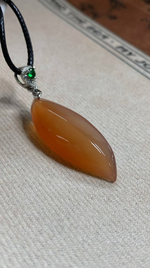 Berlayar Lancar ke Depan: Liontin Tulang Selangka Giok Xiuyan Berwarna Gradien Merah-Es yang Indah, Ukuran: 40 x 14,6 mm, termasuk ongkos kirim dan pajak.