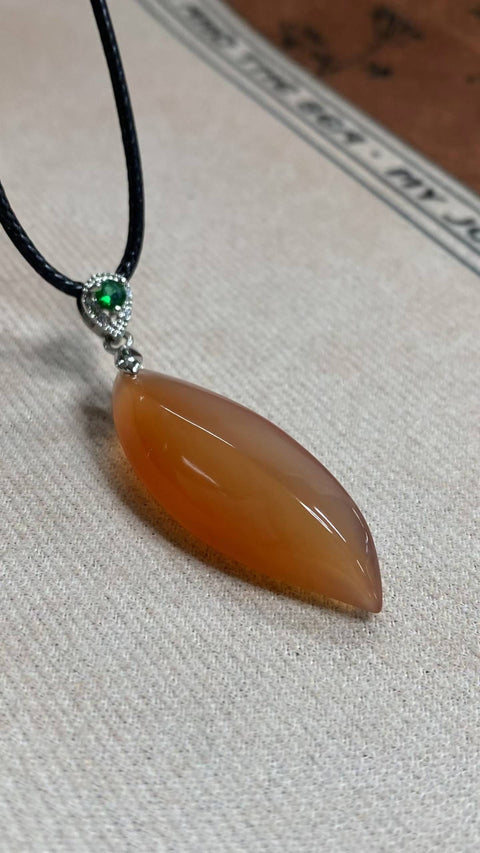 Berlayar Lancar ke Depan: Liontin Tulang Selangka Giok Xiuyan Berwarna Gradien Merah-Es yang Indah, Ukuran: 40 x 14,6 mm, termasuk ongkos kirim dan pajak.