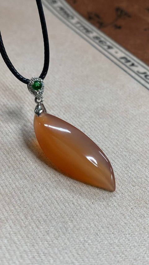 Berlayar Lancar ke Depan: Liontin Tulang Selangka Giok Xiuyan Berwarna Gradien Merah-Es yang Indah, Ukuran: 40 x 14,6 mm, termasuk ongkos kirim dan pajak.