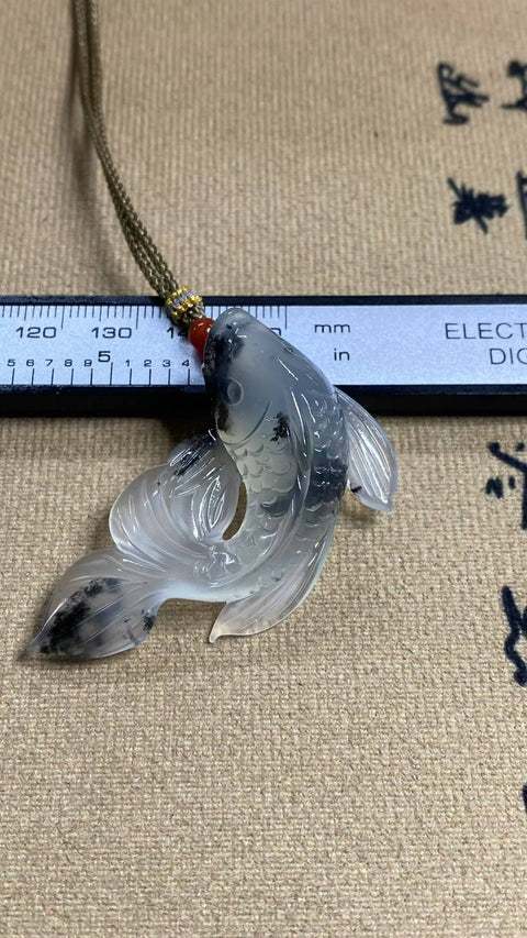 Berusaha Mencapai Keunggulan: Liontin Lukisan Tinta Es Giok Xiuyan yang Indah dengan Ikan Koi. Spesifikasi: 50 x 32 mm, termasuk ongkos kirim dan pajak.