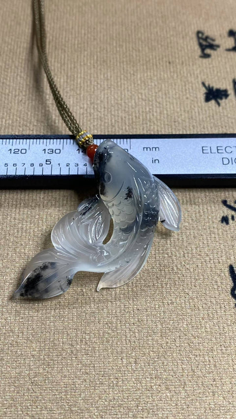 Berusaha Mencapai Keunggulan: Liontin Lukisan Tinta Es Giok Xiuyan yang Indah dengan Ikan Koi. Spesifikasi: 50 x 32 mm, termasuk ongkos kirim dan pajak.