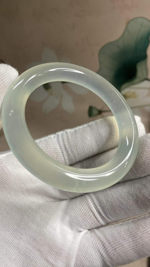 Gelang Blizzard dari giok Xiuyan yang indah dengan dasar seperti es, diameter dalam: 50,2 mm, lebar tepi: 10,2 mm. Semua batu terbentuk secara alami. Harga sudah termasuk ongkos kirim dan pajak.