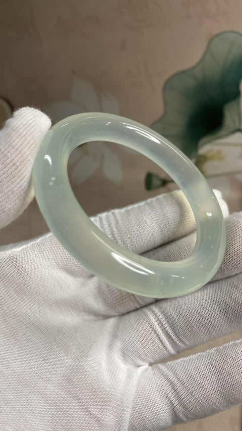 Gelang Blizzard dari giok Xiuyan yang indah dengan dasar seperti es, diameter dalam: 50,2 mm, lebar tepi: 10,2 mm. Semua batu terbentuk secara alami. Harga sudah termasuk ongkos kirim dan pajak.
