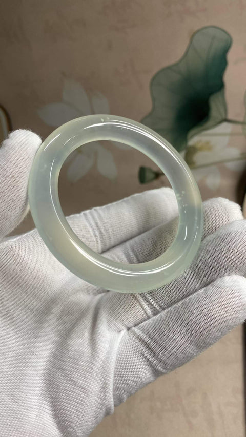 Gelang Blizzard dari giok Xiuyan yang indah dengan dasar seperti es, diameter dalam: 50,2 mm, lebar tepi: 10,2 mm. Semua batu terbentuk secara alami. Harga sudah termasuk ongkos kirim dan pajak.