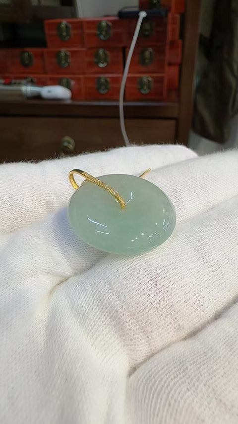 Giok kelas A! Gesper pengaman giok tambang tua Burma dengan tekstur lengket dan seperti es, dipasang dalam emas 18K! Rantainya terbuat dari perak 925! Dimensi: 23 x 5,9 mm, termasuk ongkos kirim dan pajak.