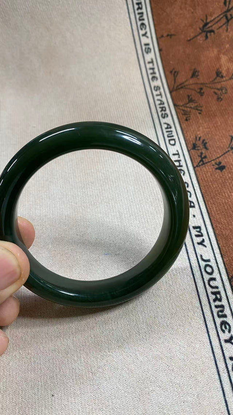 Gelang giok Xiuyan yang indah, berwarna hijau pekat dengan zamrud mengambang, diameter dalam: 60mm, lebar tepi: 12,9mm, termasuk ongkos kirim dan pajak.