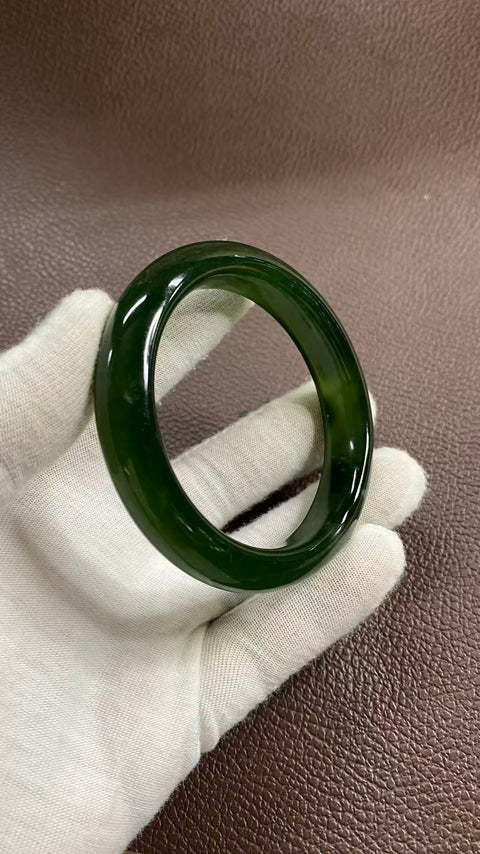 Gelang giok Xiuyan yang indah, berwarna hijau pekat dengan zamrud mengambang, diameter dalam: 59 mm, lebar samping: 13,1 mm. Semua batu terbentuk secara alami. Termasuk ongkos kirim dan pajak.