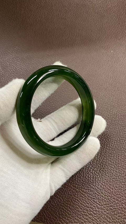 Gelang giok Xiuyan yang indah, berwarna hijau pekat dengan zamrud mengambang, diameter dalam: 59 mm, lebar samping: 13,1 mm. Semua batu terbentuk secara alami. Termasuk ongkos kirim dan pajak.