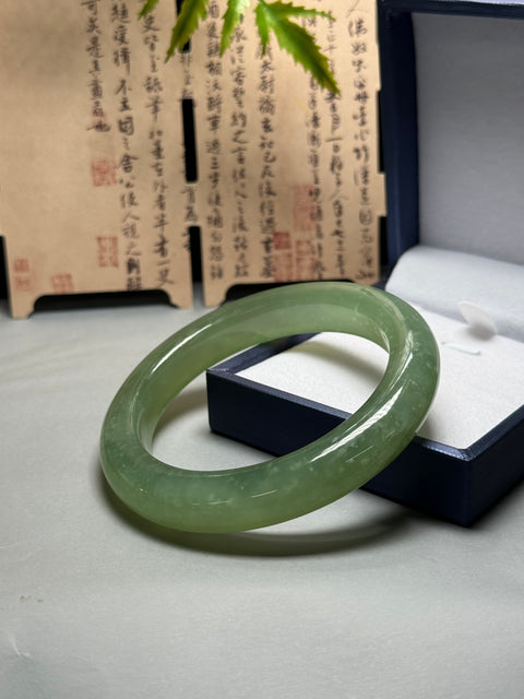 🌿 Gelang Giok Xiuyan 👉🏻 "Hijau Kacang dan Krem, Gelang Pembawa Keberuntungan dengan Pesona Tersembunyi, Keberuntungan Datang Secara Alami" Ukuran sekitar: 60×12×10,7㎜ Semua batu alam terbentuk secara alami. Pengiriman dan pajak sudah termasuk.