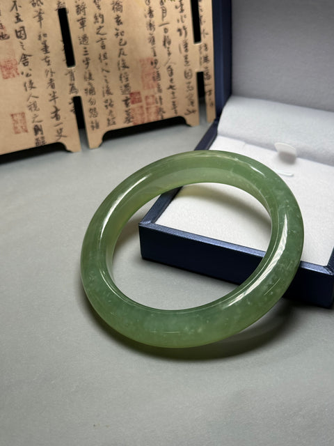 🌿 Gelang Giok Xiuyan 👉🏻 "Hijau Kacang dan Krem, Gelang Pembawa Keberuntungan dengan Pesona Tersembunyi, Keberuntungan Datang Secara Alami" Ukuran sekitar: 60×12×10,7㎜ Semua batu alam terbentuk secara alami. Pengiriman dan pajak sudah termasuk.
