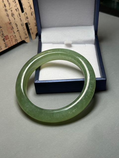 🌿 Gelang Giok Xiuyan 👉🏻 "Hijau Kacang dan Krem, Gelang Pembawa Keberuntungan dengan Pesona Tersembunyi, Keberuntungan Datang Secara Alami" Ukuran sekitar: 60×12×10,7㎜ Semua batu alam terbentuk secara alami. Pengiriman dan pajak sudah termasuk.