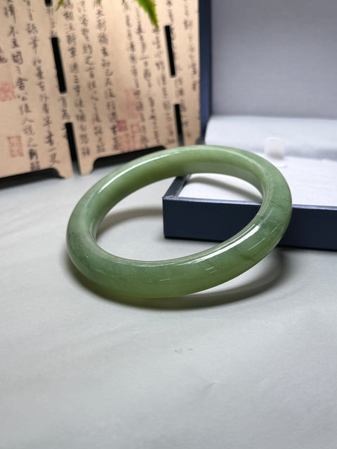 🌿 Gelang Giok Xiuyan 👉🏻 Hijau Kacang dan Krem, Gelang Pembawa Keberuntungan dengan Jimat Tersembunyi. Dimensi sekitar: 61×11,3×10 cm. Semua batu alam terbentuk secara alami. Pengiriman dan pajak sudah termasuk.