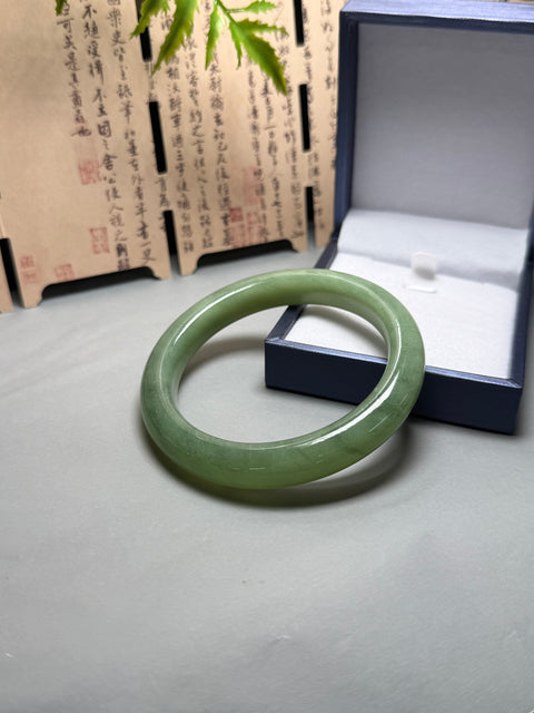 🌿 Gelang Giok Xiuyan 👉🏻 Hijau Kacang dan Krem, Gelang Pembawa Keberuntungan dengan Jimat Tersembunyi. Dimensi sekitar: 61×11,3×10 cm. Semua batu alam terbentuk secara alami. Pengiriman dan pajak sudah termasuk.