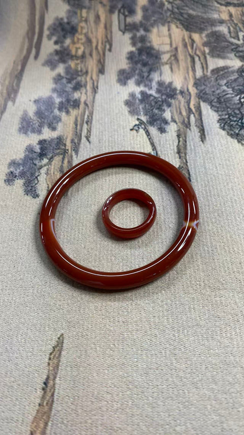 Batu kalsedon /manau merah yang indah—Model cantik, diameter dalam: 52mm, ukuran cincin: 16mm, harga sudah termasuk ongkos kirim dan pajak.