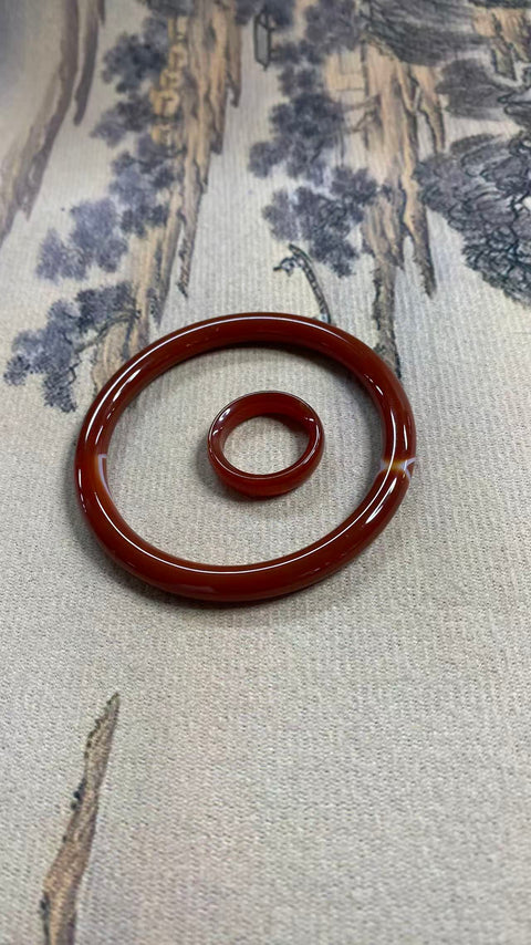 Batu kalsedon /manau merah yang indah—Model cantik, diameter dalam: 52mm, ukuran cincin: 16mm, harga sudah termasuk ongkos kirim dan pajak.