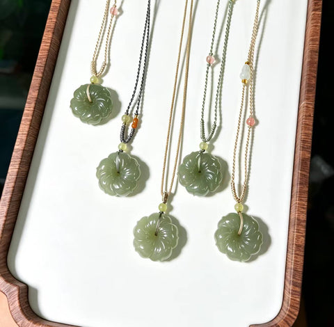 Liontin giok Hetian "Bunga Uang" 🌹 Gioknya hangat dan lembut 👉 Ukirannya halus dan hidup. Liontin ini memancarkan gaya Tiongkok modern dan merupakan perhiasan serbaguna 🎐 Ukuran: sekitar 23×9㎜ (Termasuk ongkos kirim dan pajak)