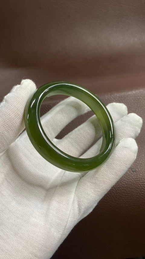 Gelang giok Xiuyan yang indah, berwarna hijau pekat dengan zamrud mengambang, diameter dalam: 56mm, lebar tepi: 12,8mm, termasuk ongkos kirim dan pajak.