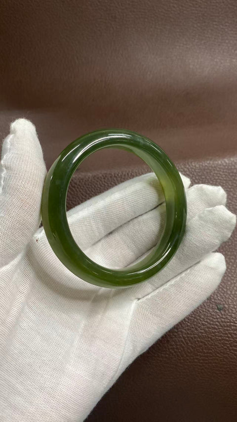 Gelang giok Xiuyan yang indah, berwarna hijau pekat dengan zamrud mengambang, diameter dalam: 56mm, lebar tepi: 12,8mm, termasuk ongkos kirim dan pajak.