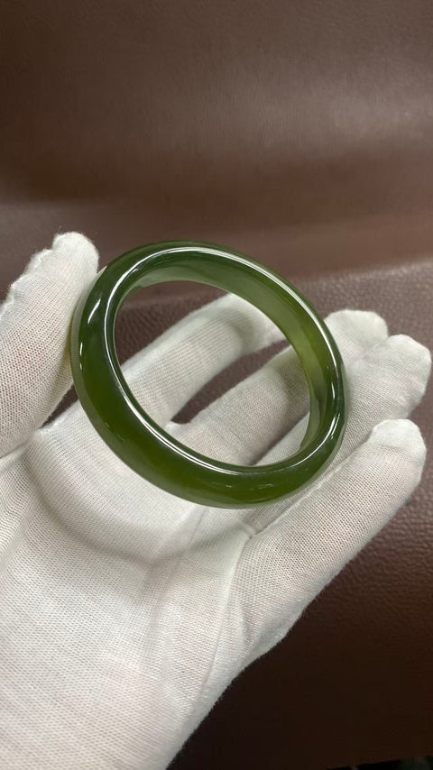 Gelang giok Xiuyan yang indah, berwarna hijau pekat dengan zamrud mengambang, diameter dalam: 56mm, lebar tepi: 12,8mm, termasuk ongkos kirim dan pajak.