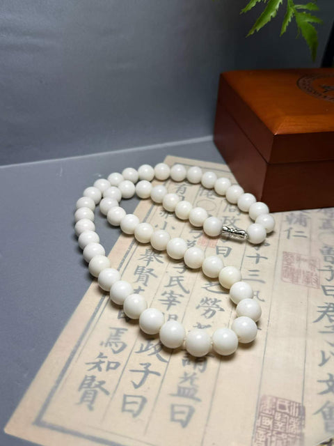 Kalung giok putih Xiuyan ini memiliki manik-manik bulat dan berbentuk bagus, berukuran sekitar 10 mm. Harga sudah termasuk ongkos kirim dan pajak.